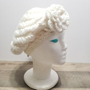 Handmade Chunky Knit White Pin-back Beret Beanie